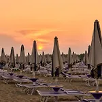 Lovely Beachside Flat With A Luminous Terrace Apartamento Bibione